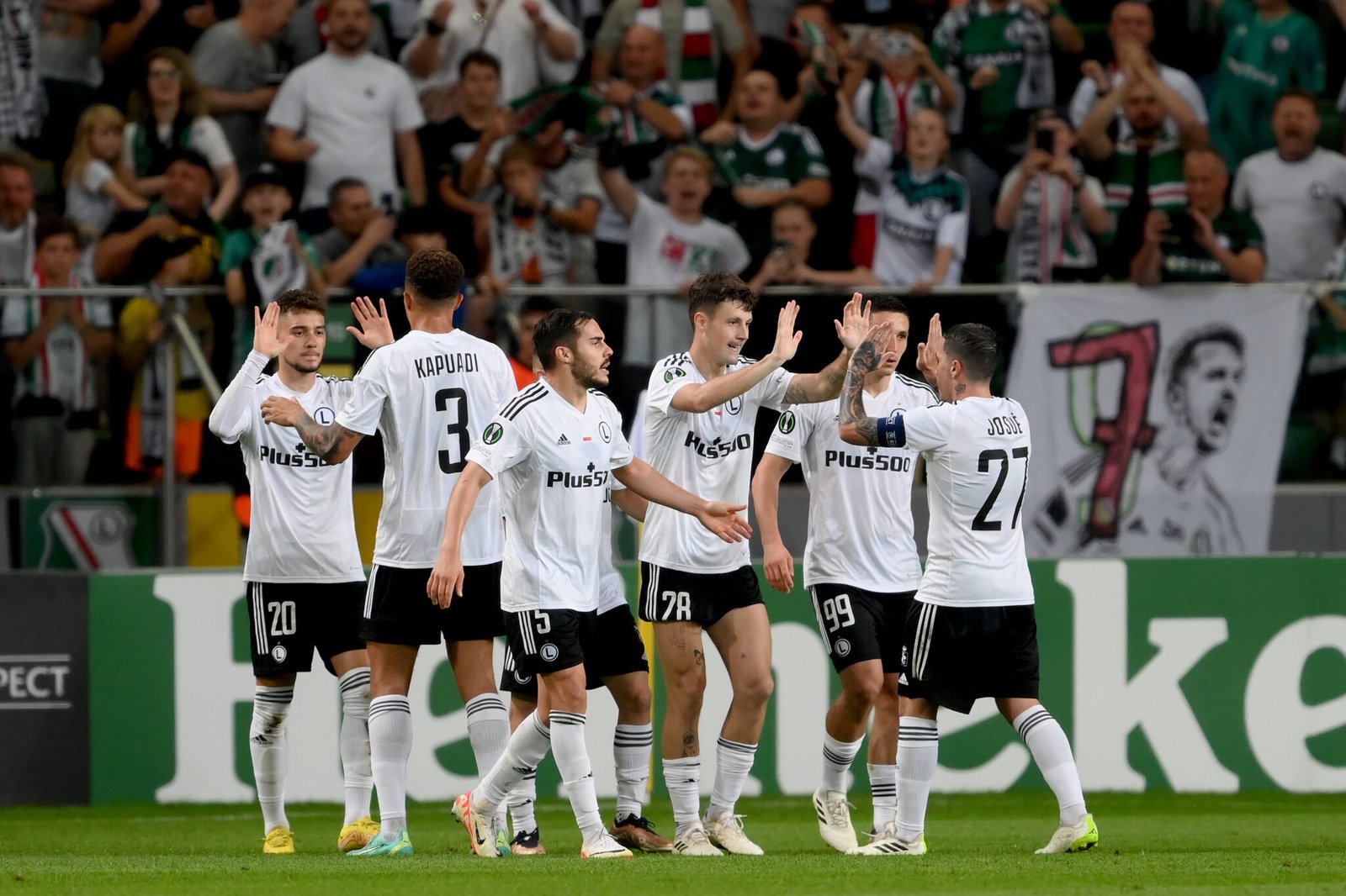 Ernest Muci de Legia Warszawa celebra con sus compañeros de equipo después de marcar el tercer gol del equipo durante el partido de fase de grupos de la UEFA Europa Conference League 2023/24 entre Legia Warszawa y Aston Villa FC en el estadio municipal del Marshall Jozef Pilsudski el 21 de septiembre de 2023 en Varsovia, Polonia. (Foto de Adam Nurkiewicz/Getty Images)