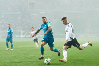 Aitor Ruibal, del Real Betis, presiona a Ruben Vinagre, del Legia de Varsovia.