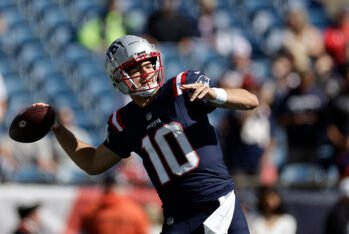 quarterbacks Drake Maye con los New England Patriots calienta en el partido contra los Miami Dolphins en el Gillette Stadium el 6 de Octubre 2024 en Foxborough, Massachusetts. (Fotografía: Adam Hunger/Getty Images)