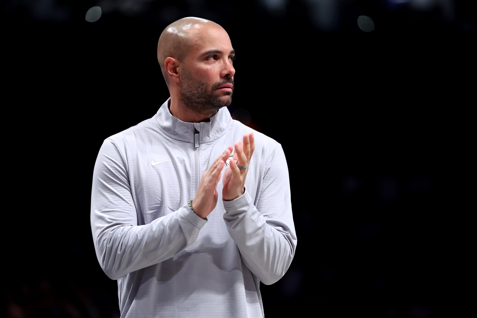 Jordi Fernández con los Brooklyn Nets contra los Milwaukee Bucks el 27 de Octubre en Brooklyn en la New York. (Fotografía: Luke Hales/Getty Images)