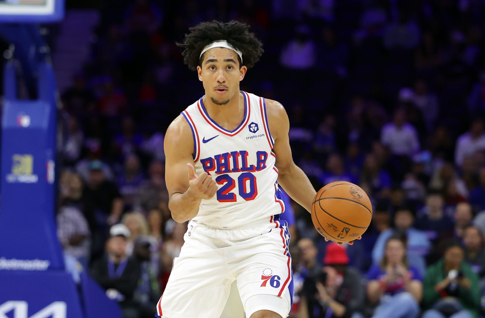 Jared McCain #20, uno de los rookies, de los Philadelphia 76ers con la pelota en el partido de pretemporada ante los New Zealand Breakers en el Wells Fargo Center en 7 de octubre, 2024 en Philadelphia, Pennsylvania. Los 76ers ganaron 139-84. (Fotografía:Hunter Martin/Getty Images)