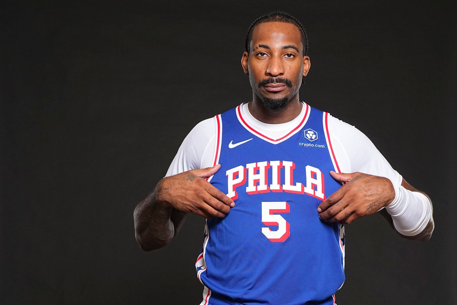 Andre Drummond #5 de los Philadelphia 76ers posa con la camisera de los 76ers el September 30, 2024 en Camden, New Jersey. (Fotografía: Mitchell Leff/Getty Images)