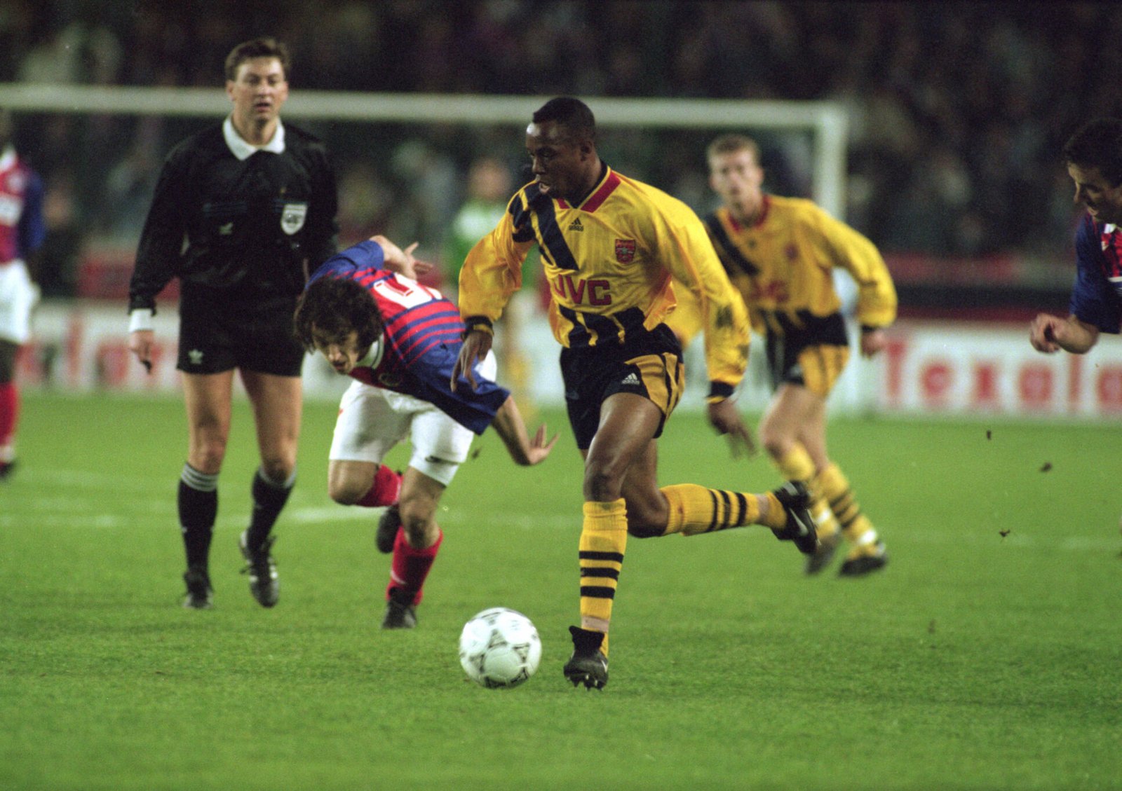 Ian Wright en la semifinal de la Recopa de Europa en 1994