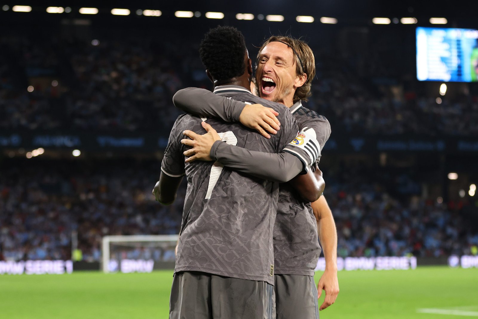 Modrić celebrando con Vinícius el gol de la victoria