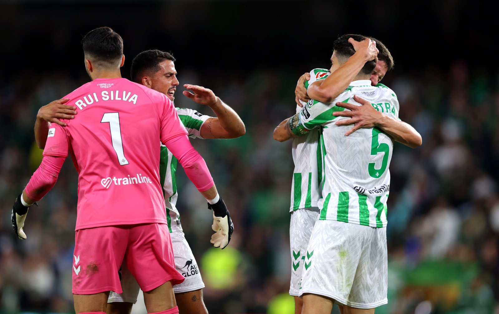 Los jugadores del Real Betis celebran la victoria tras el partido de LaLiga entre el Real Betis Balompié y el Atlético de Madrid en el Estadio Benito Villamarín el 27 de octubre de 2024 en Sevilla, España. (Foto de Fran Santiago/Getty Images)