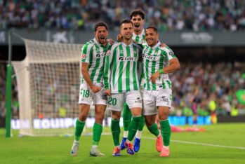 Giovani Lo Celso del Real Betis celebra con sus compañeros tras marcar el primer gol de su equipo durante el partido de LaLiga entre el Real Betis Balompie y el RCD Espanyol de Barcelona en el Estadio Benito Villamarín el 29 de septiembre de 2024 en Sevilla, España. (Foto de Fran Santiago/Getty Images)