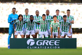 Los jugadores del Real Betis posan para una foto de equipo antes del partido de LaLiga entre el Real Betis Balompie y el RCD Espanyol de Barcelona en el Estadio Benito Villamarín el 29 de septiembre de 2024 en Sevilla, España. (Foto de Fran Santiago/Getty Images)