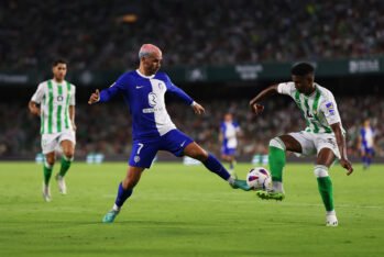 Antoine Griezmann del Atlético de Madrid y Abner del Real Betis luchan por el balón durante el partido LaLiga EA Sports entre el Real Betis y el Atlético de Madrid en el Estadio Benito Villamarin el 20 de agosto de 2023 en Sevilla, España. (Foto de Fran Santiago/Getty Images)