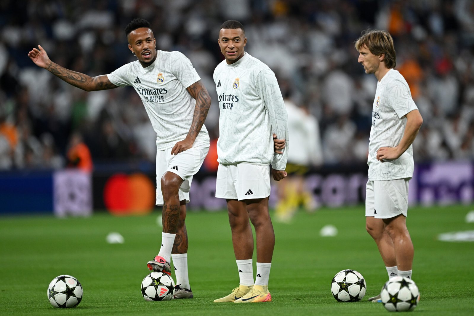 Éder Militao, Kylian Mbappé y Luka Modric, jugadores del Real Madrid.