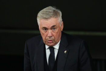 MADRID, ESPAÑA - 26 DE OCTUBRE: Carlo Ancelotti, entrenador del Real Madrid, mira antes del partido de LaLiga entre el Real Madrid CF y el FC Barcelona en el Estadio Santiago Bernabeu el 26 de octubre de 2024 en Madrid, España. (Foto de Ángel Martínez/Getty Images)