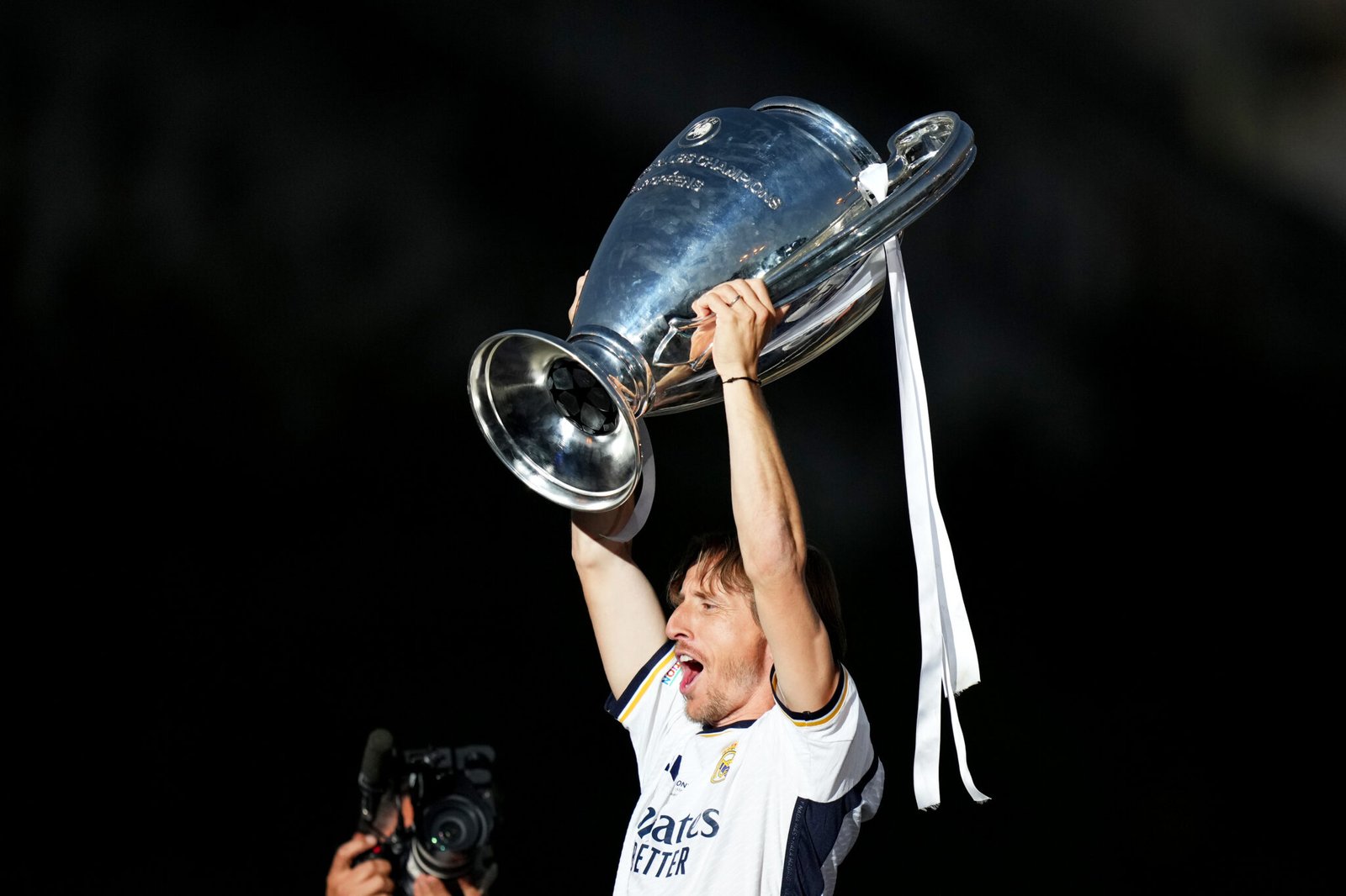 Luka Modrić levantando el trofeo de la Champions