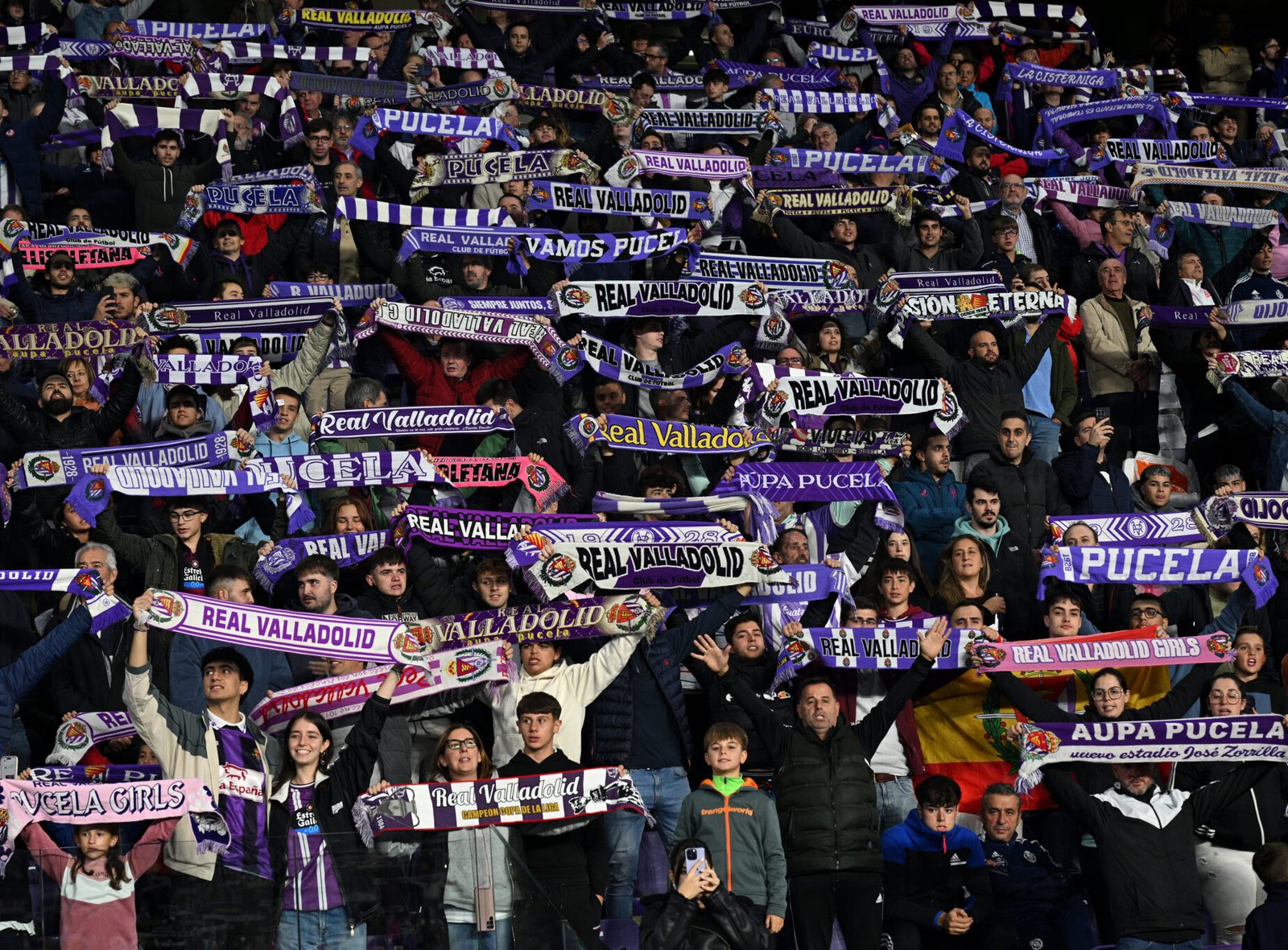 VALLADOLID, ESPAÑA - 27 DE SEPTIEMBRE: Los espectadores reaccionan entre la multitud durante el partido de LaLiga entre el Real Valladolid CF y el RCD Mallorca en José Zorrilla el 27 de septiembre de 2024 en Valladolid, España. (Foto de Octavio Passos/Getty Images)
