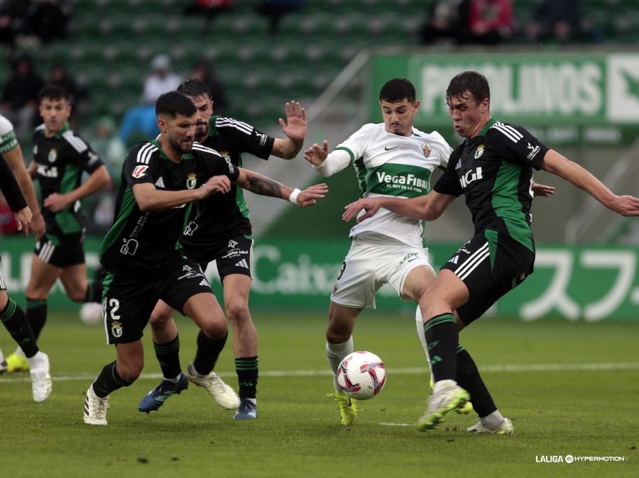 Disputa de balón entre Agustín Álvarez contra tres jugadores del Burgos en la segunda parte