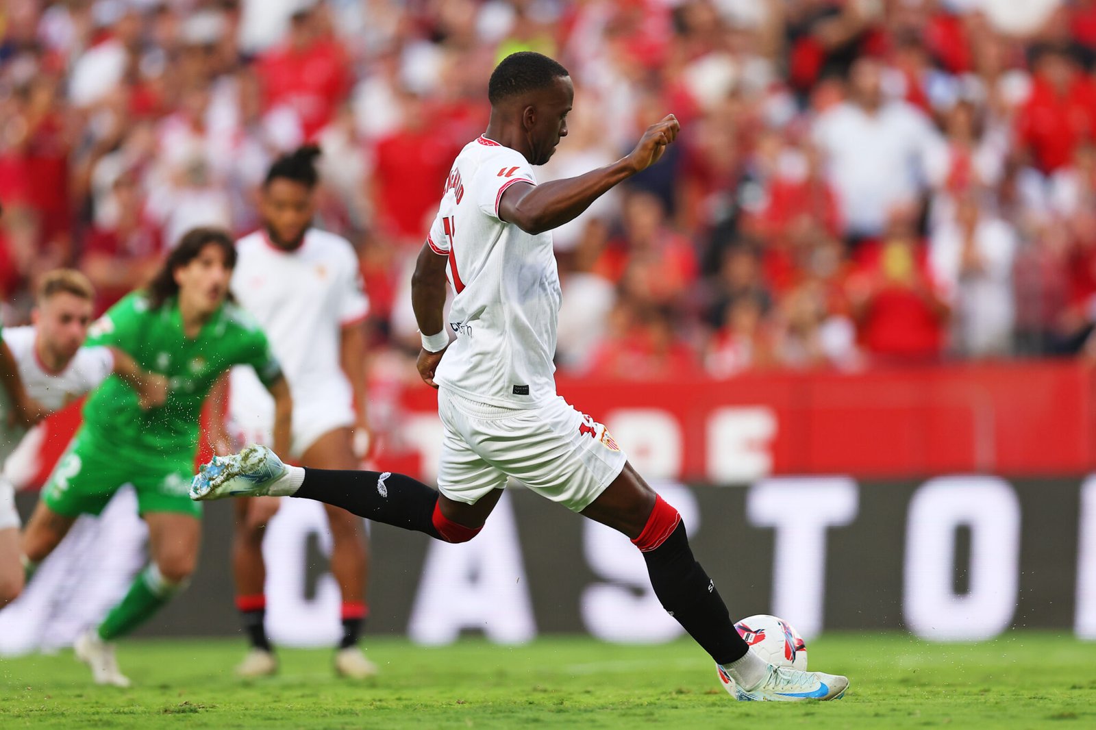 Dodi Lukebakio del Sevilla FC anota el primer gol de su equipo durante el partido de LaLiga entre el Sevilla FC y el Real Betis Balompie en el Estadio Ramón Sánchez Pizjuan el 6 de octubre de 2024 en Sevilla, España. (Foto de Fran Santiago/Getty Images)