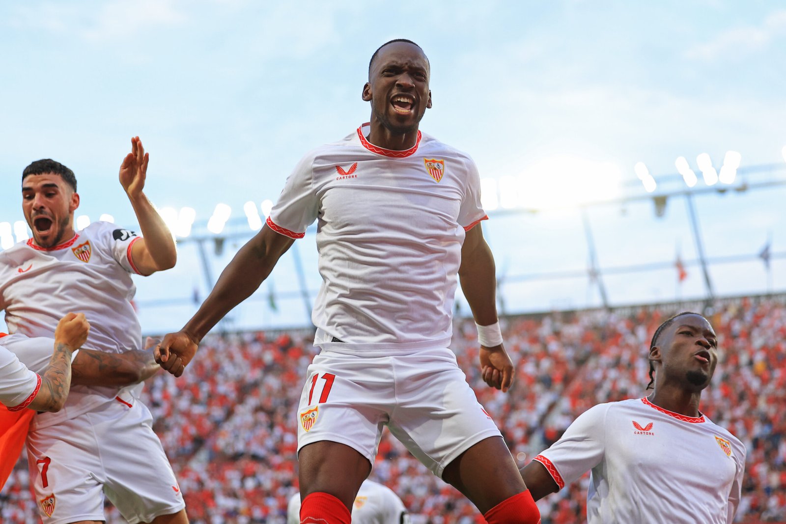 Dodi Lukebakio del Sevilla FC celebra marcar el primer gol de su equipo durante el partido de LaLiga entre el Sevilla FC y el Real Betis Balompie en el Estadio Ramón Sánchez Pizjuan el 6 de octubre de 2024 en Sevilla, España. (Foto de Fran Santiago/Getty Images)