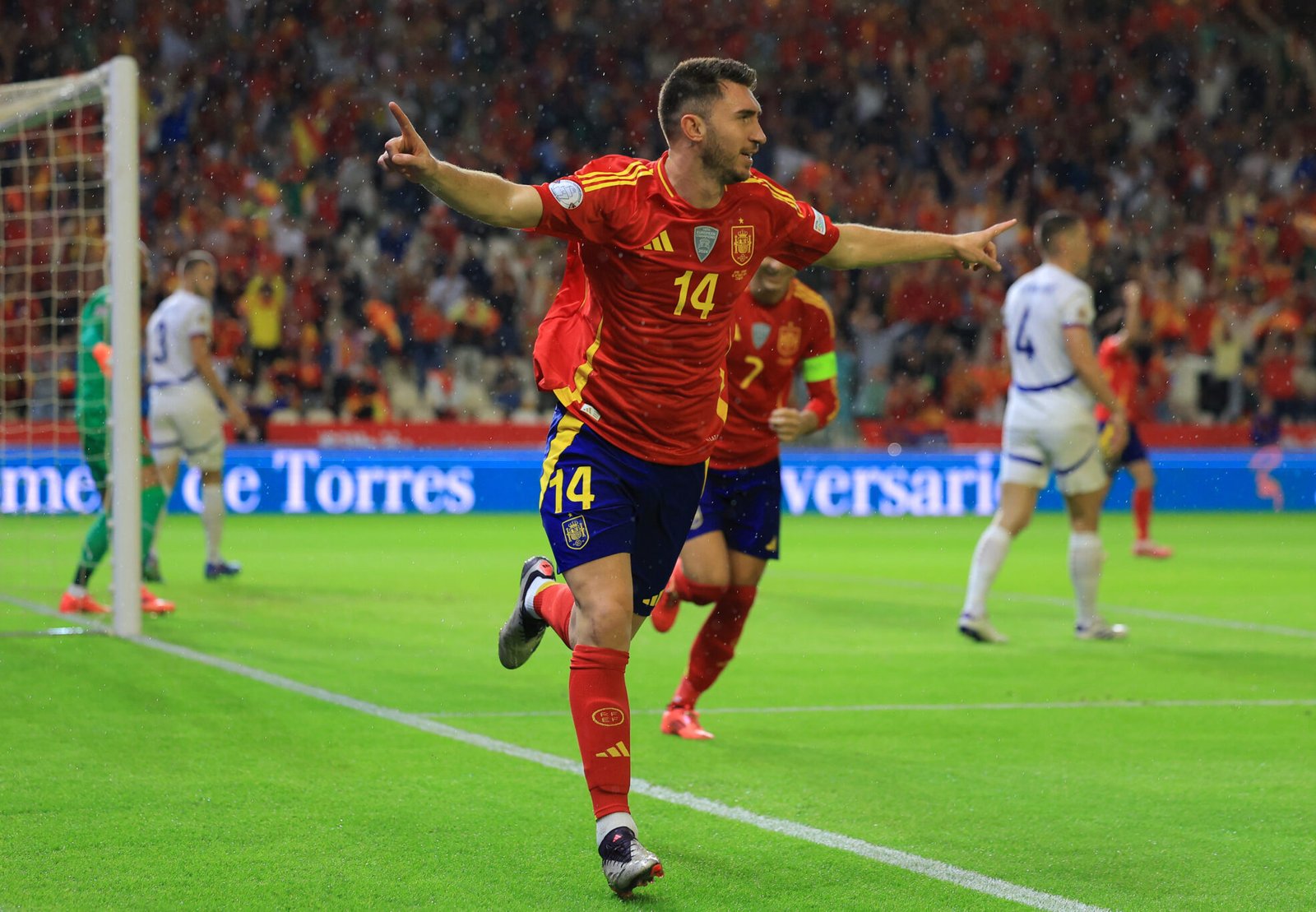 Aymeric Laporte de España celebra marcar el primer gol de su equipo durante el partido del Grupo A4 de la Liga de las Naciones de la UEFA 2024/25 entre España y Serbia en el Estadio Nuevo Arcángel el 15 de octubre de 2024 en Córdoba, España. (Foto de Fran Santiago/Getty Images)