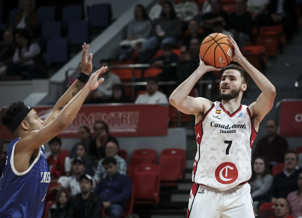 Spissu tirando a canasta ante Jarvis Garret en la jornada anterior de la competición