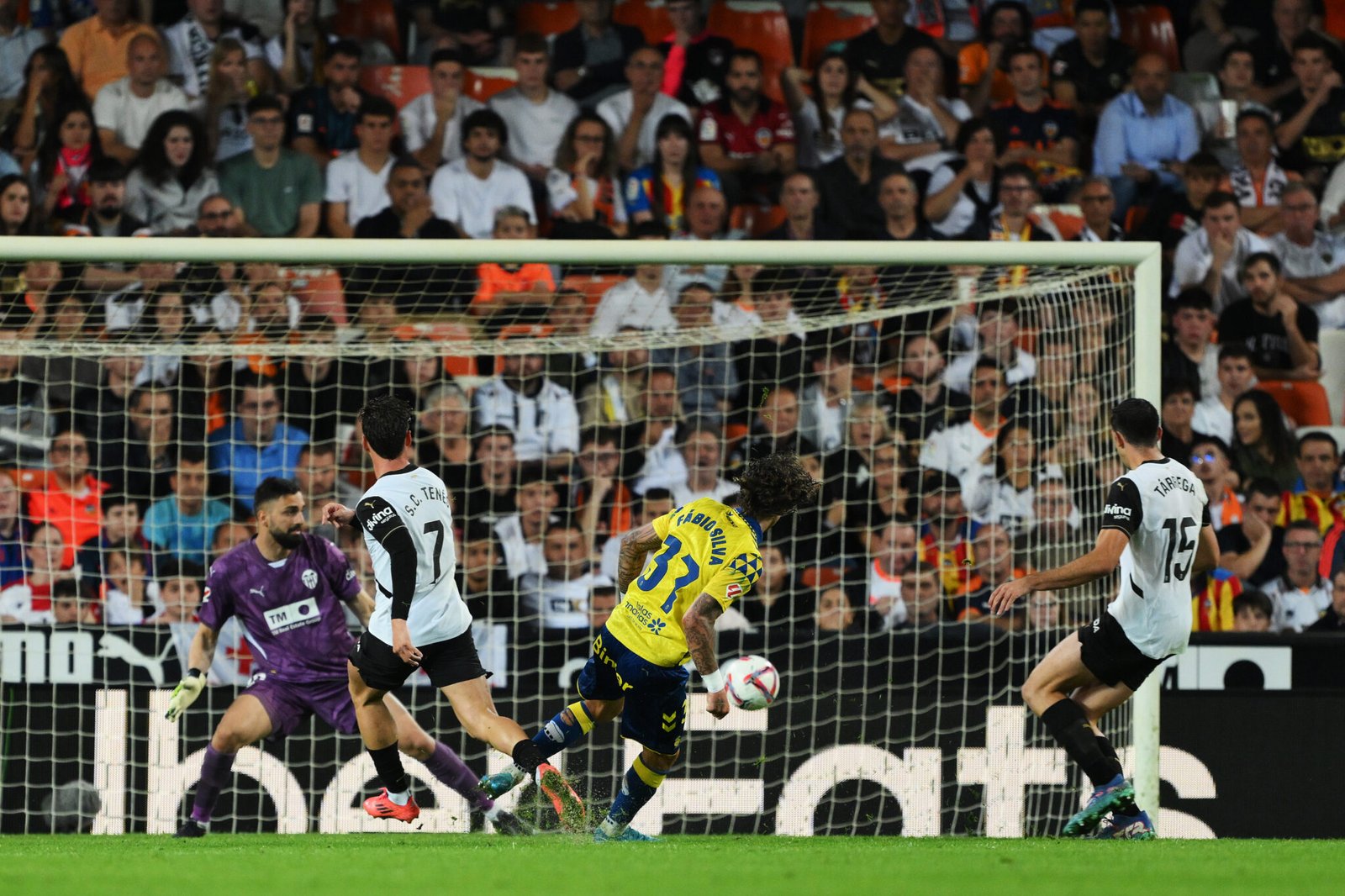 Fabio Silva de la UD Las Palmas anota el segundo gol de su equipo ante Giorgi Mamardashvili del Valencia CF durante el partido de LaLiga entre el Valencia CF y la UD Las Palmas en el Estadio Mestalla el 21 de octubre de 2024 en Valencia, España. (Foto de David Ramos/Getty Images)