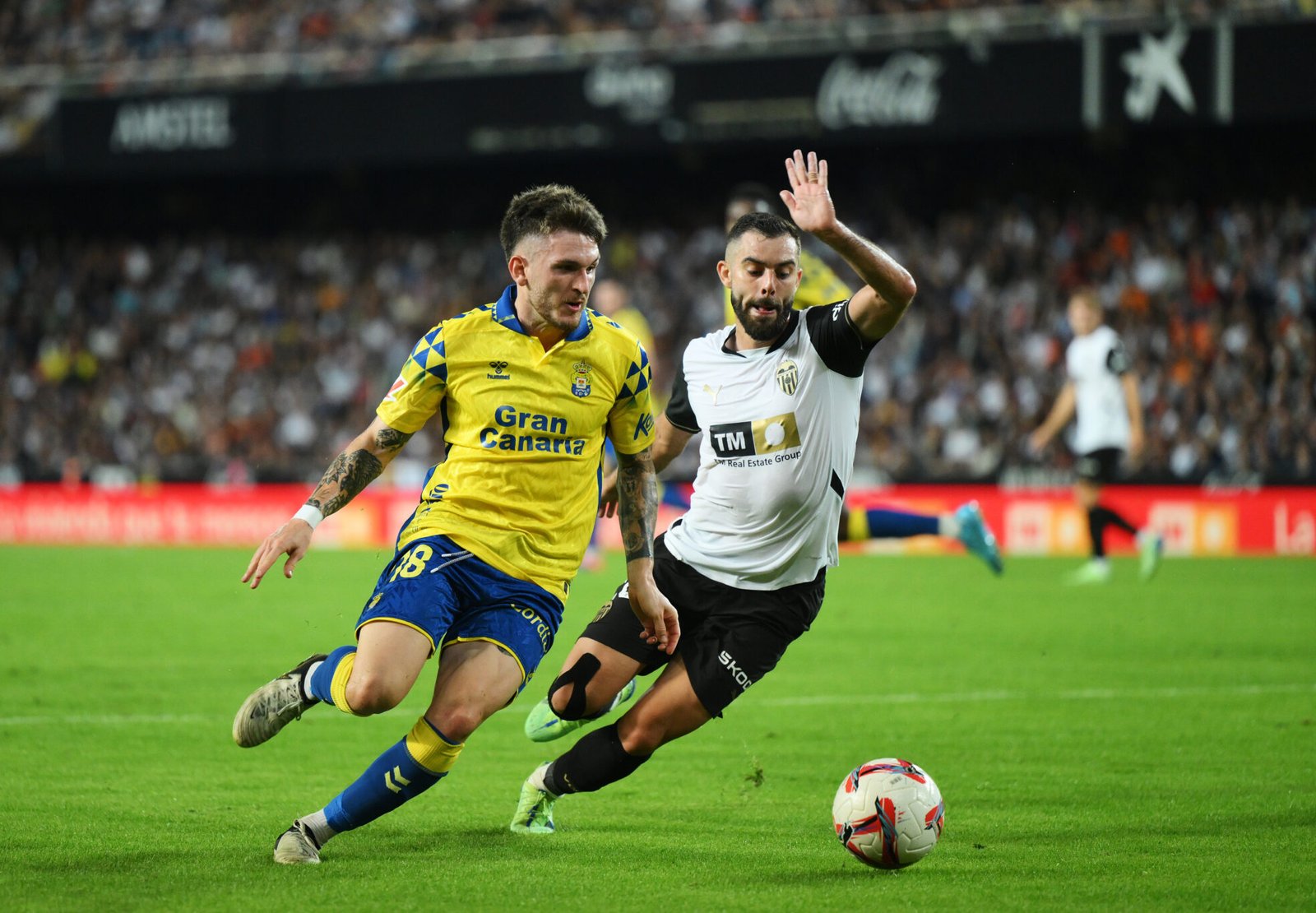 Viti de la UD Las Palmas y Luis Rioja del Valencia CF persiguen el balón durante el partido de LaLiga entre el Valencia CF y la UD Las Palmas en el Estadio Mestalla el 21 de octubre de 2024 en Valencia, España. (Foto de David Ramos/Getty Images)