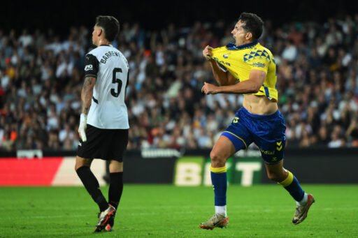 Alex Muñoz de la UD Las Palmas celebra marcar el primer gol de su equipo durante el partido de LaLiga entre el Valencia CF y la UD Las Palmas en el Estadio Mestalla el 21 de octubre de 2024 en Valencia, España. (Foto de David Ramos/Getty Images)