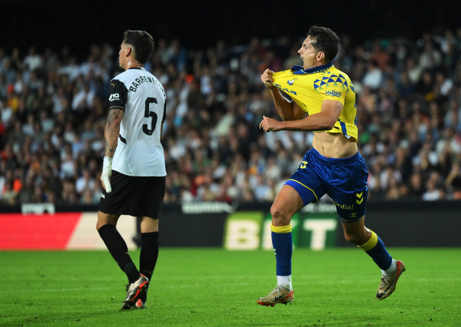 Alex Muñoz de la UD Las Palmas celebra marcar el primer gol de su equipo durante el partido de LaLiga entre el Valencia CF y la UD Las Palmas en el Estadio Mestalla el 21 de octubre de 2024 en Valencia, España. (Foto de David Ramos/Getty Images)