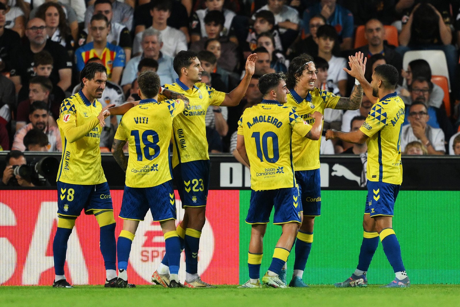 Fabio Silva de la UD Las Palmas celebra marcar el segundo gol de su equipo con sus compañeros durante el partido de LaLiga entre el Valencia CF y la UD Las Palmas en el Estadio Mestalla el 21 de octubre de 2024 en Valencia, España. (Foto de David Ramos/Getty Images)