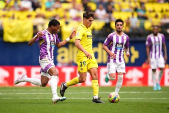 Ramon Terrats del Villarreal CF corre con el balón mientras está bajo la presión de Gonzalo Plata del Real Valladolid CF durante el partido LaLiga Santander entre Villarreal CF y Real Valladolid CF en el Estadio de la Cerámica el 15 de abril de 2023 en Villarreal, España