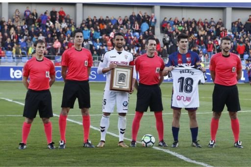 Foto de los árbitros y capitanes del Huesca y Albacete antes del partido