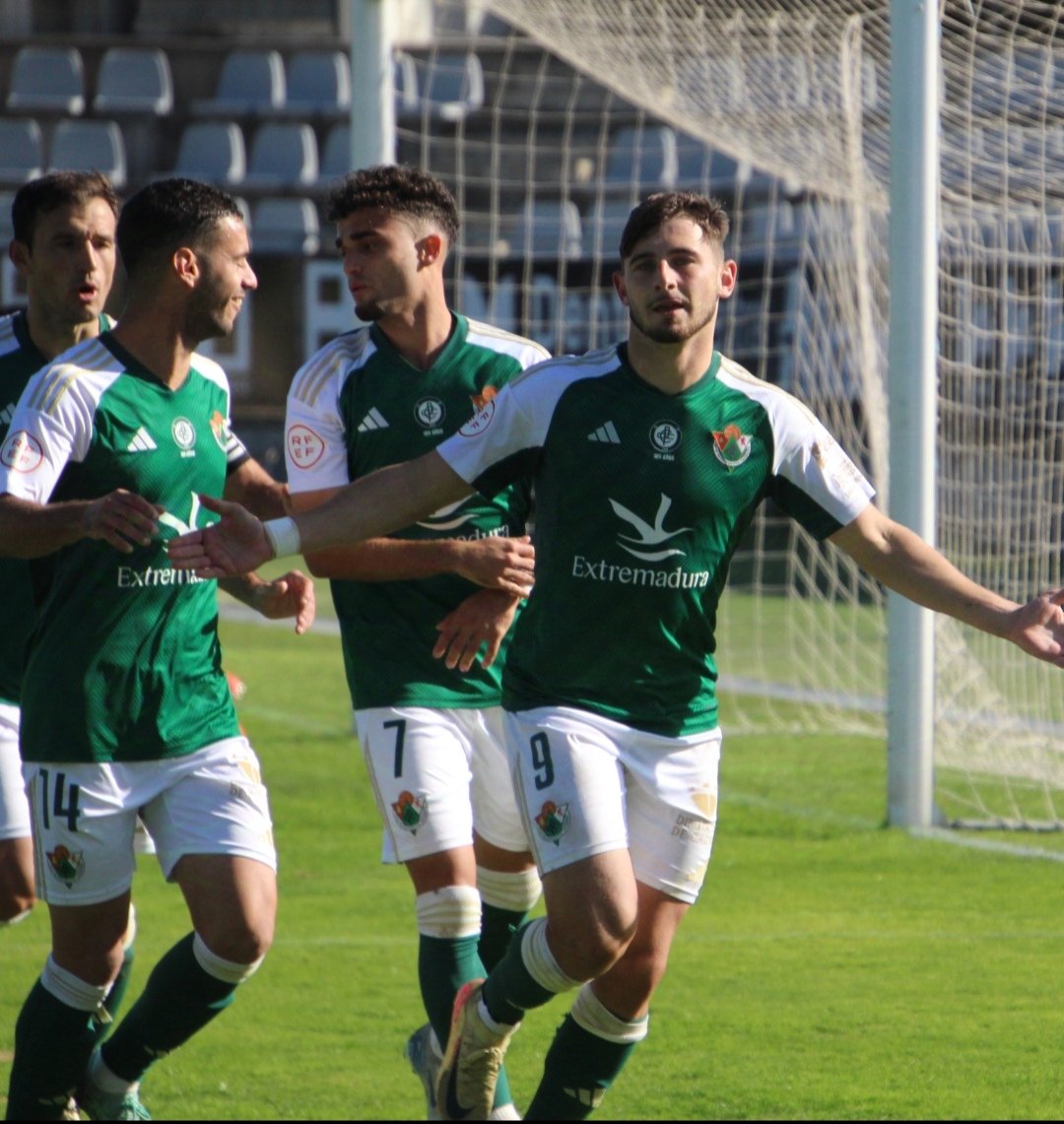 Jugadores del Cacereño celebrando un gol I Imagen: X@CPCacereñoSAD