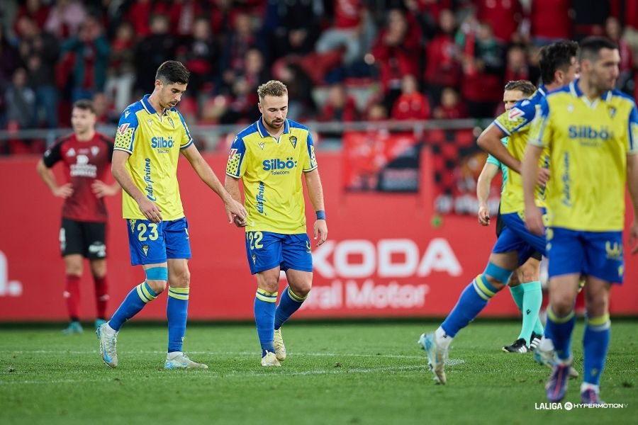 Ontiveros, jugador del Cádiz de Iván López celebrando un gol en Anduva