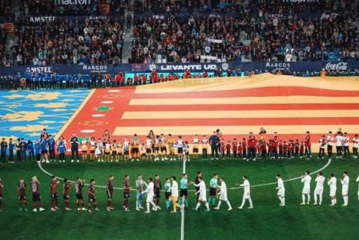 Jugadores de Levante y Elche en el pasamanos durante el homenaje a Valencia