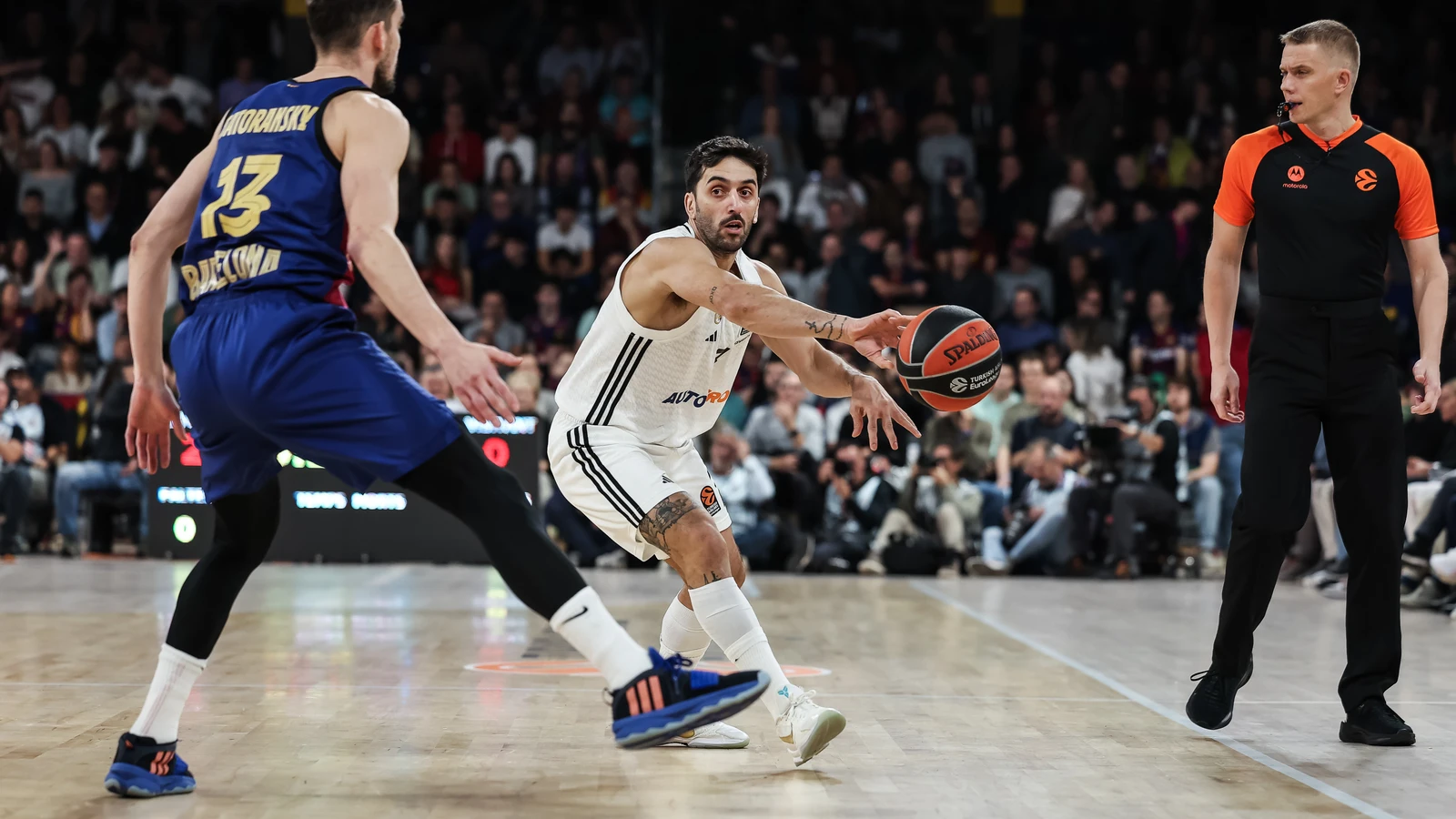 Campazzo da un pase delante de Tomas Satoransky. Fuente: Europa Press