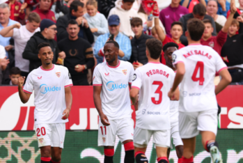 SEVILLA, ESPAÑA - 24 DE NOVIEMBRE: Djibril Sow del Sevilla FC celebra marcar el primer gol de su equipo con sus compañeros durante el partido de LaLiga entre el Sevilla FC y el Rayo Vallecano en el Estadio Ramón Sánchez Pizjuan el 24 de noviembre de 2024 en Sevilla, España. (Foto de Fran Santiago/Getty Images)