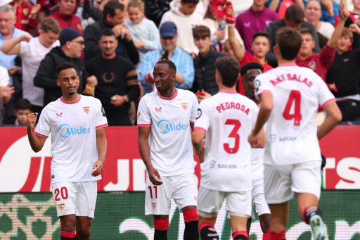 SEVILLA, ESPAÑA - 24 DE NOVIEMBRE: Djibril Sow del Sevilla FC celebra marcar el primer gol de su equipo con sus compañeros durante el partido de LaLiga entre el Sevilla FC y el Rayo Vallecano en el Estadio Ramón Sánchez Pizjuan el 24 de noviembre de 2024 en Sevilla, España. (Foto de Fran Santiago/Getty Images)