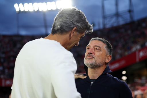 García Pimienta saluda a Imanol Alguacil en su partido frente a la Real Sociedad