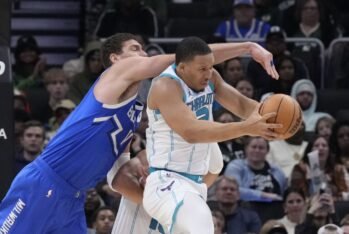 Grant Williams chocando contra Brook López