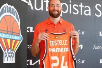 Matt Costello en su presentación con el Valencia Basket