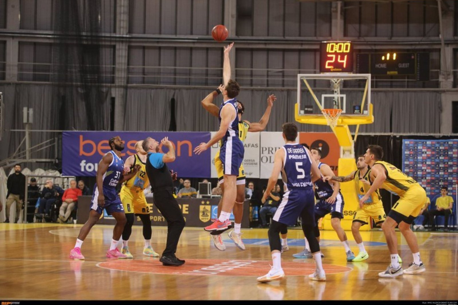 Salto inicial entre Valencia Basket y Aris BC