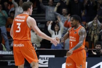 Nate Reuvers y Chris Jones con el Valencia Basket