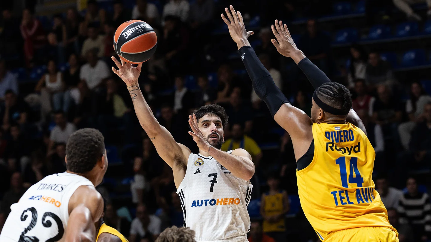 Facundo Campazzo da un pase delante de Jasiel Rivero. Fuente: Real Madrid