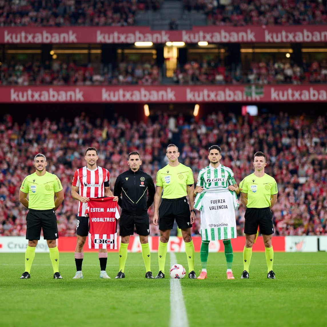 Los capitanes posan con una camiseta en apoyo a las víctimas. FOTO: Real Betis, 'X'