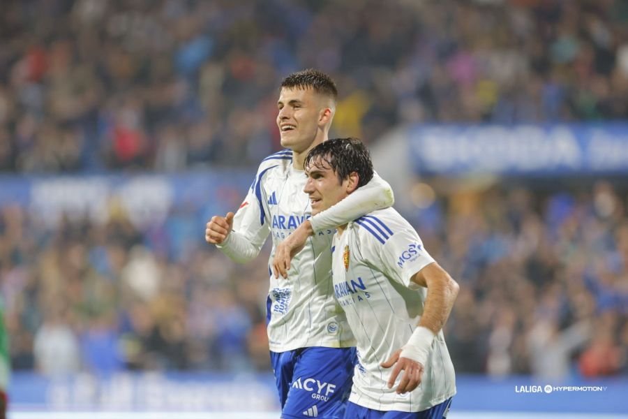 Iván Azón celebra uno de los 2 goles anotados frente al Granada. Fuente: LaLiga