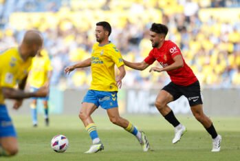 Javi Muñoz conduce el balón ante la atenta mirada de Morlanes en el encuentro entre Las Palmas y Mallorca en la temporada 2023/24. Foto: udlaspalmas.net.