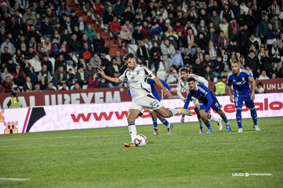 Quiles tirando un penalti contra el Real Oviedo en la primera parte