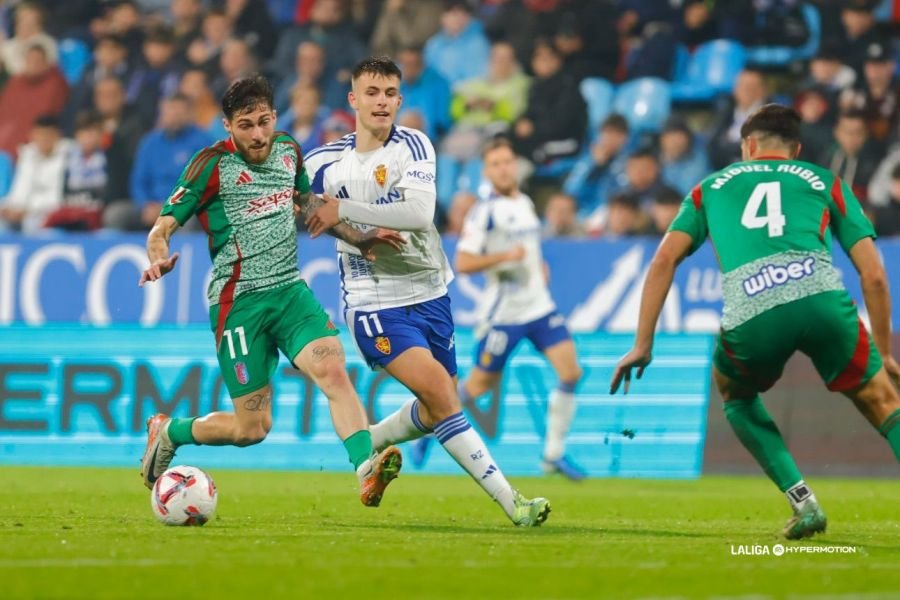 Bazdar y Tsitaishvili disputan el balón durante el encuentro. Fuente: LaLiga