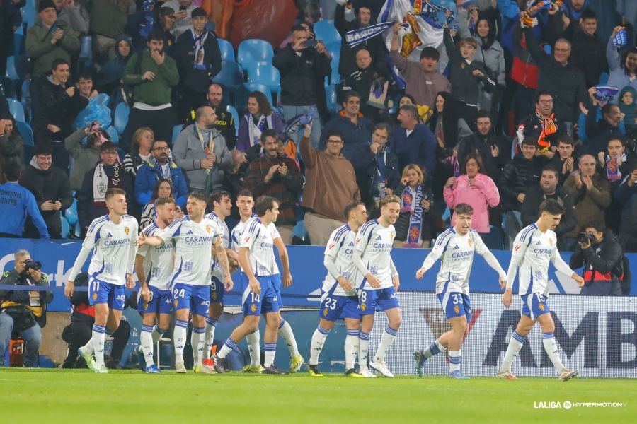 Los jugadores del Real Zaragoza celebran el tempranero gol de Iván Azón. Fuente: LaLiga