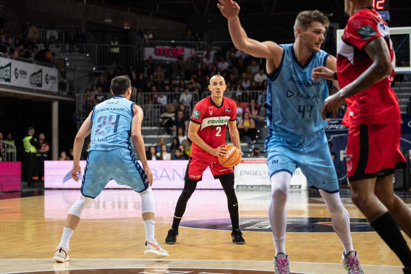 Jonathan Rousselle tiene la pelota delante de Kyle Kuric. Foto: Dani Catalán