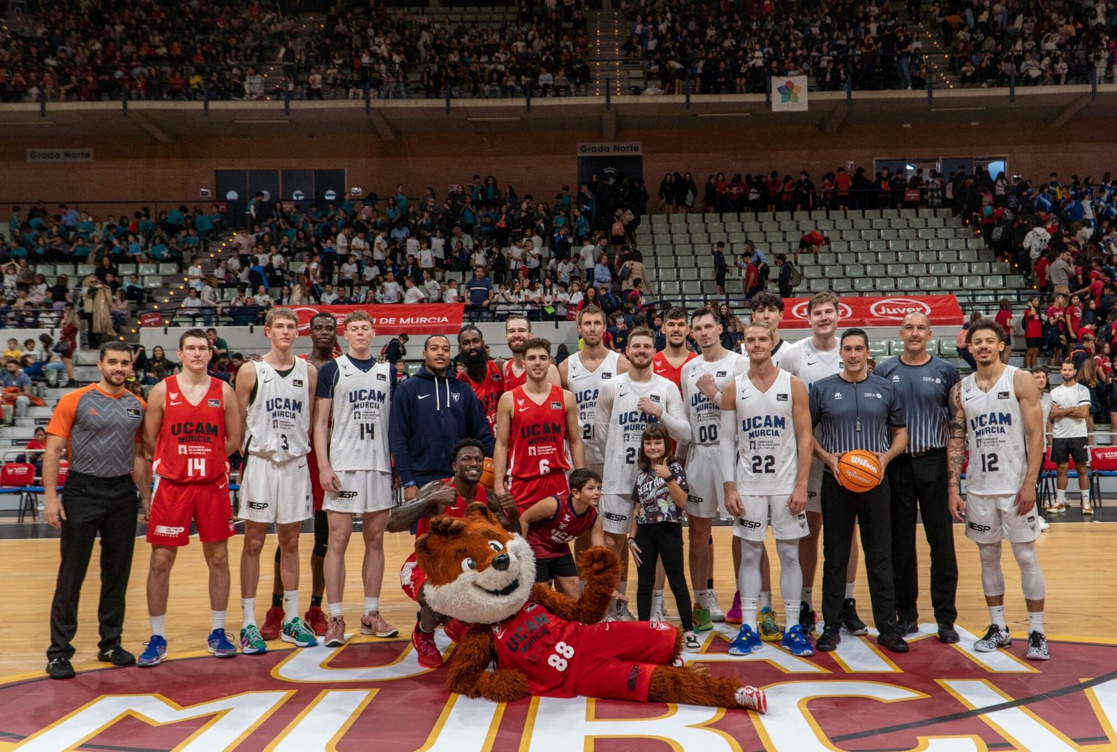 Los jugadores del UCAM Murcia posan para la foto oficial del "Partido del Recreo". Fuente: UCAM Murcia