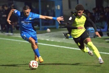 Bilal, del Fuenlabrada, y Joao, del Betis Deportivo, corren por un balón en el partido entre el Fuenlabrada y el Betis Deportivo