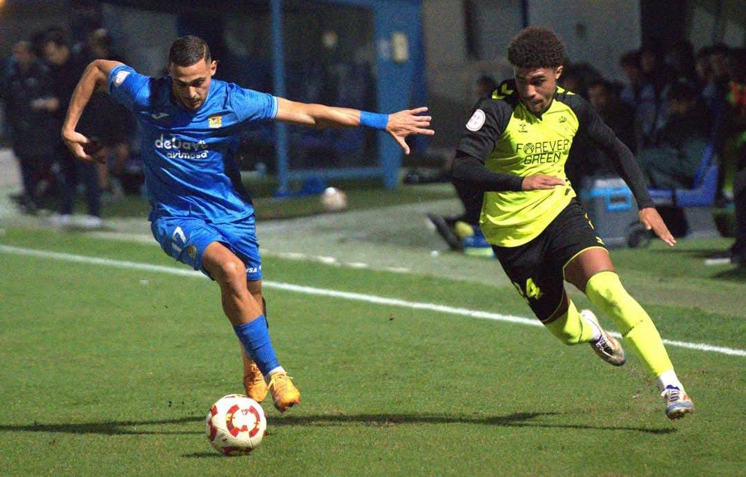 Bilal, del Fuenlabrada, y Joao, del Betis Deportivo, corren por un balón en el partido entre el Fuenlabrada y el Betis Deportivo